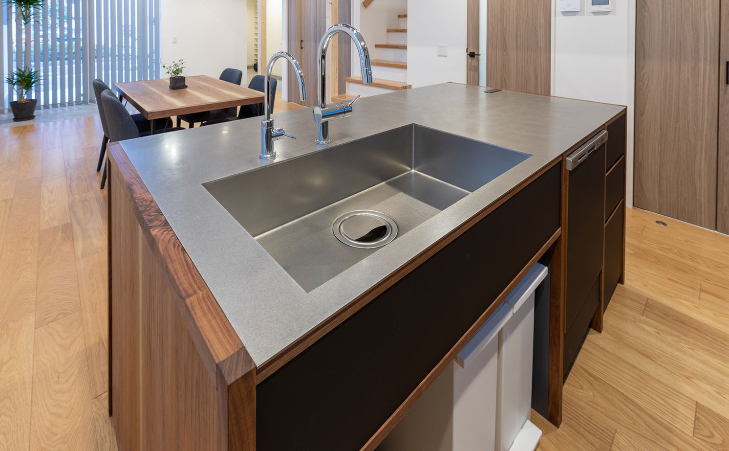 イオスホーム 【2000万円台/30坪台/ガレージ/吹き抜け/間取り図】性能も日当たりも計算されたオシャレなデザイン住宅の建築実例画像6