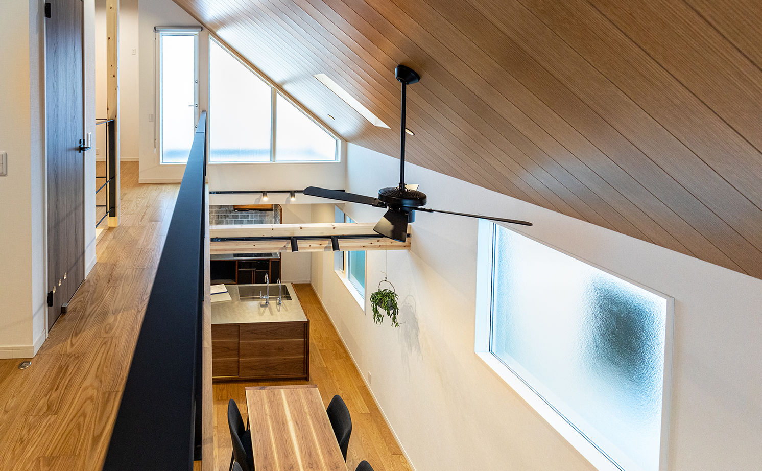 イオスホーム 【2000万円台/30坪台/ガレージ/吹き抜け/間取り図】性能も日当たりも計算されたオシャレなデザイン住宅の建築実例画像8