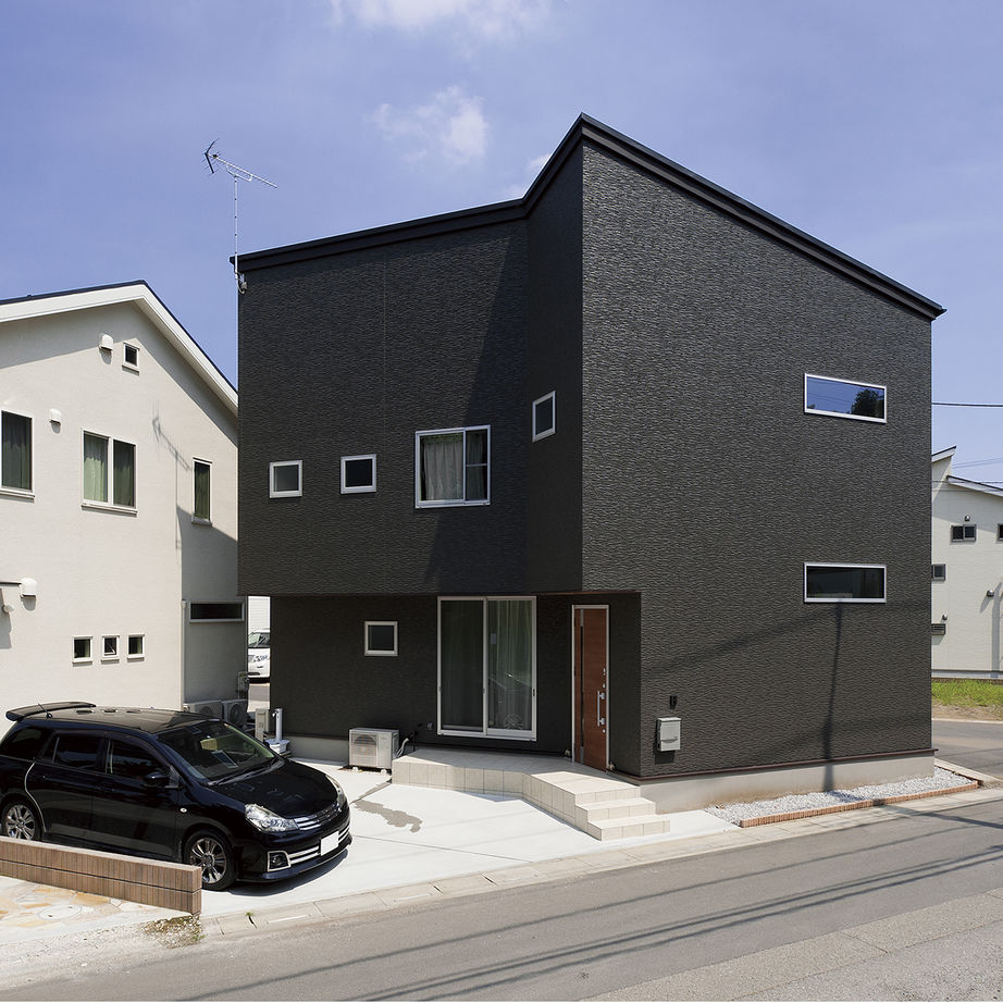 イオスホーム 【1000万円台/30坪台/変形地/間取り図】たっぷりと明るいLDKに車2台分の駐車スペースを設計力で叶えた家の建築実例画像2