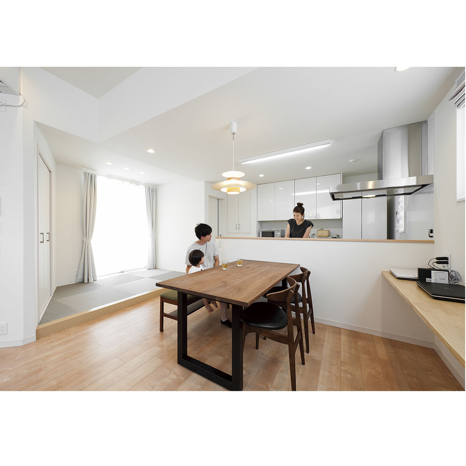 イオスホーム 【1000万円台/30坪台/変形地/間取り図】たっぷりと明るいLDKに車2台分の駐車スペースを設計力で叶えた家の建築実例画像3