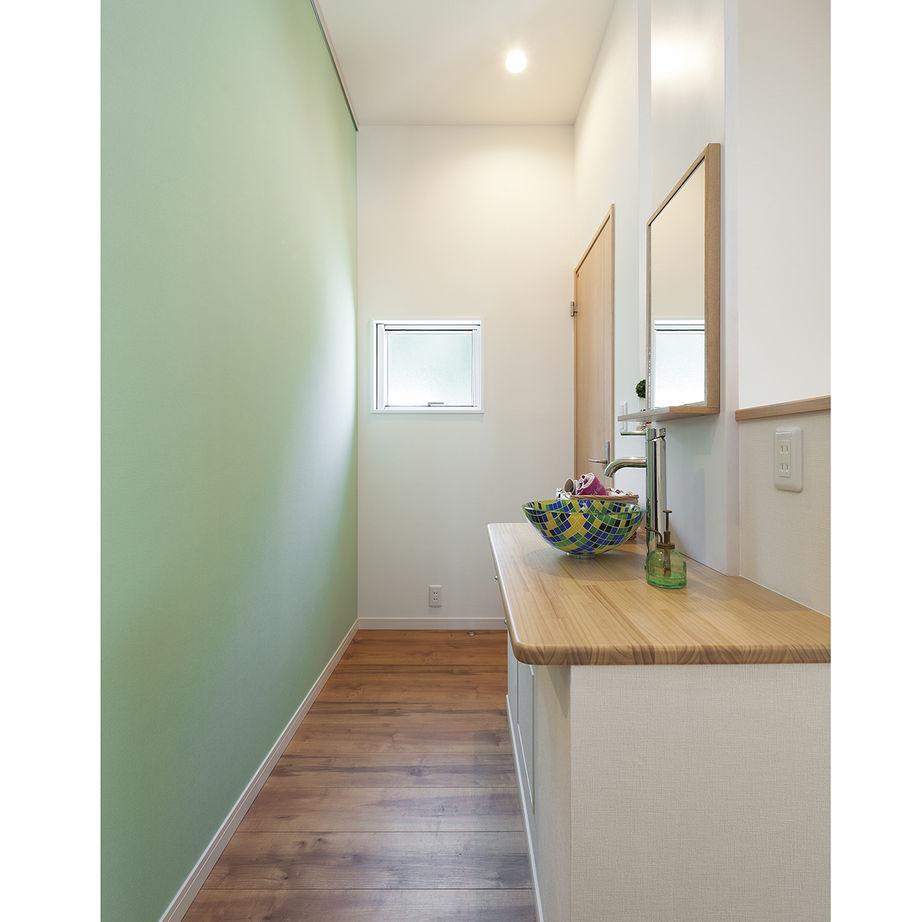 イオスホーム 【1000万円台/30坪台/変形地/間取り図】たっぷりと明るいLDKに車2台分の駐車スペースを設計力で叶えた家の建築実例画像6