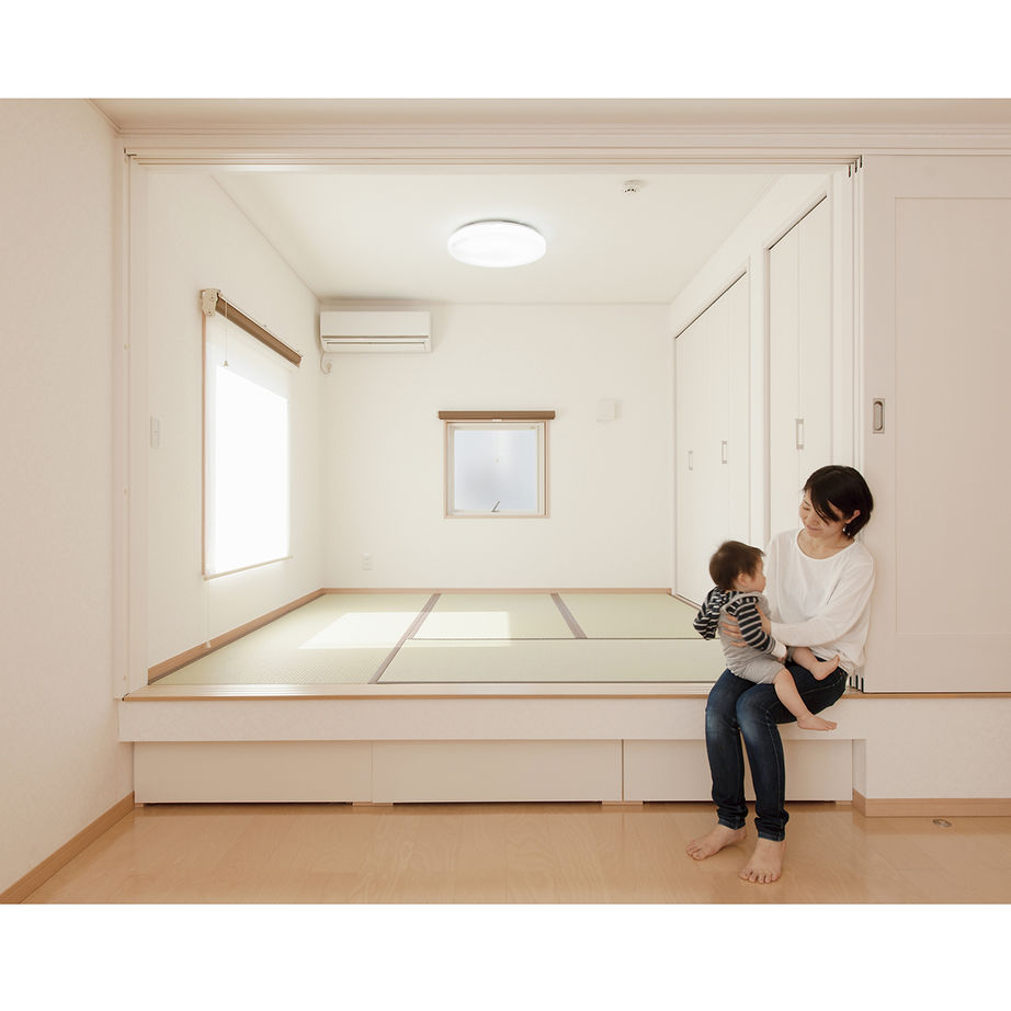 イオスホーム 【1000万円台/30坪台/間取り図】吹き抜けの大空間でも足元から家全体が温かい自然光あふれるあたたかな家の建築実例画像2