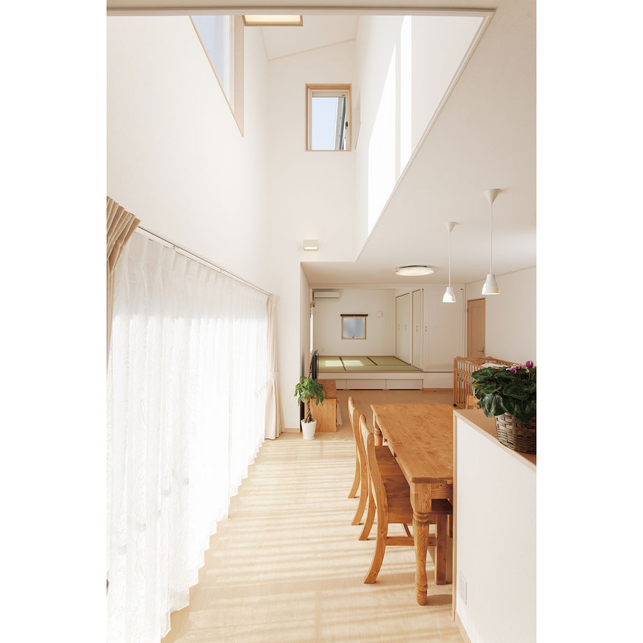 イオスホーム 【1000万円台/30坪台/間取り図】吹き抜けの大空間でも足元から家全体が温かい自然光あふれるあたたかな家の建築実例画像3