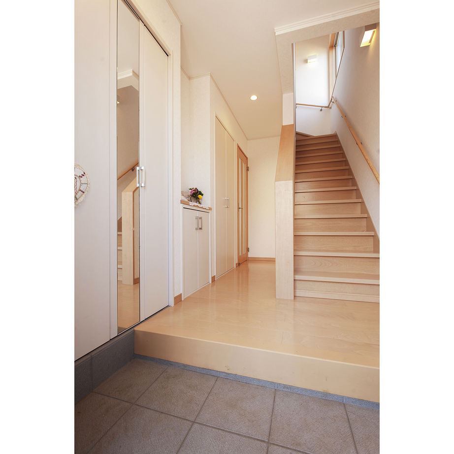 イオスホーム 【1000万円台/30坪台/間取り図】吹き抜けの大空間でも足元から家全体が温かい自然光あふれるあたたかな家の建築実例画像5