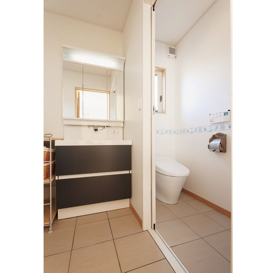 イオスホーム 【1000万円台/30坪台/間取り図】吹き抜けの大空間でも足元から家全体が温かい自然光あふれるあたたかな家の建築実例画像7