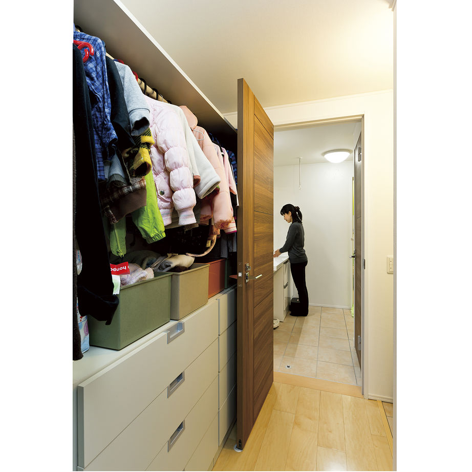 イオスホーム 【1000万円台/30坪台/天井高3.9m/間取り図】のびやかな大空間リビングと家族が自然に会話できる動線の家の建築実例画像8