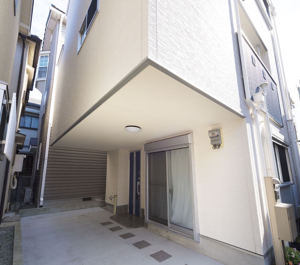 テクノ住研 【2000万円台前半/15坪/狭小/３ＬＤＫ/3階建】 子ども室2室と駐車場も実現！鉄骨造で「はねだし」の建築実例画像2