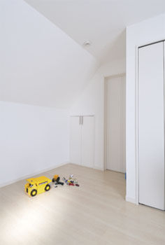 テクノ住研 【2000万円台前半/15坪/狭小/３ＬＤＫ/3階建】 子ども室2室と駐車場も実現！鉄骨造で「はねだし」の建築実例画像4