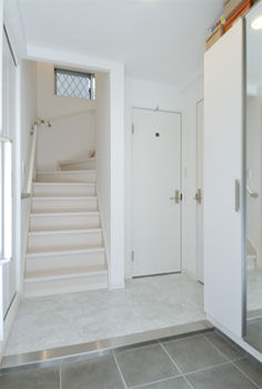 テクノ住研 【2000万円台前半/15坪/狭小/３ＬＤＫ/3階建】 子ども室2室と駐車場も実現！鉄骨造で「はねだし」の建築実例画像5