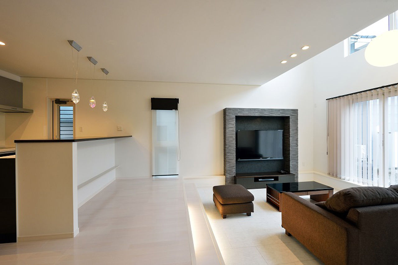 リーフハウス 【2000万円台/太陽光発電搭載】外観と内装で異なるデザインに。大きな窓で明るく開放的な住まいの建築実例画像2