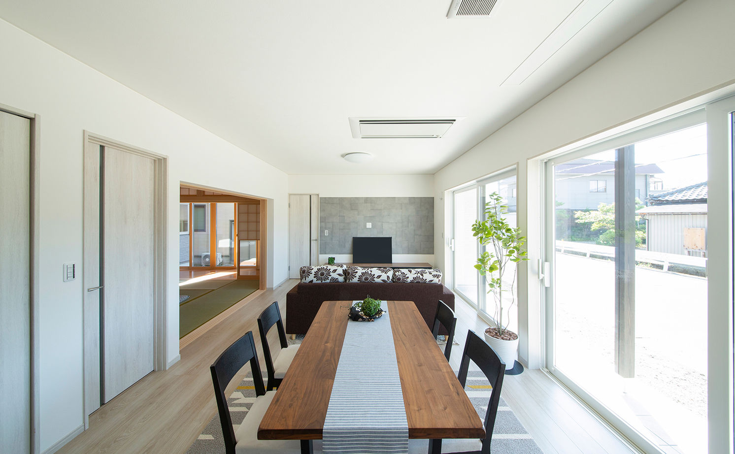 リーフハウス 【2900万円台×本格和室×床暖房×二世帯×サンルーム】おもてなしを大切にした、明るく開放感たっぷりの家の建築実例画像3