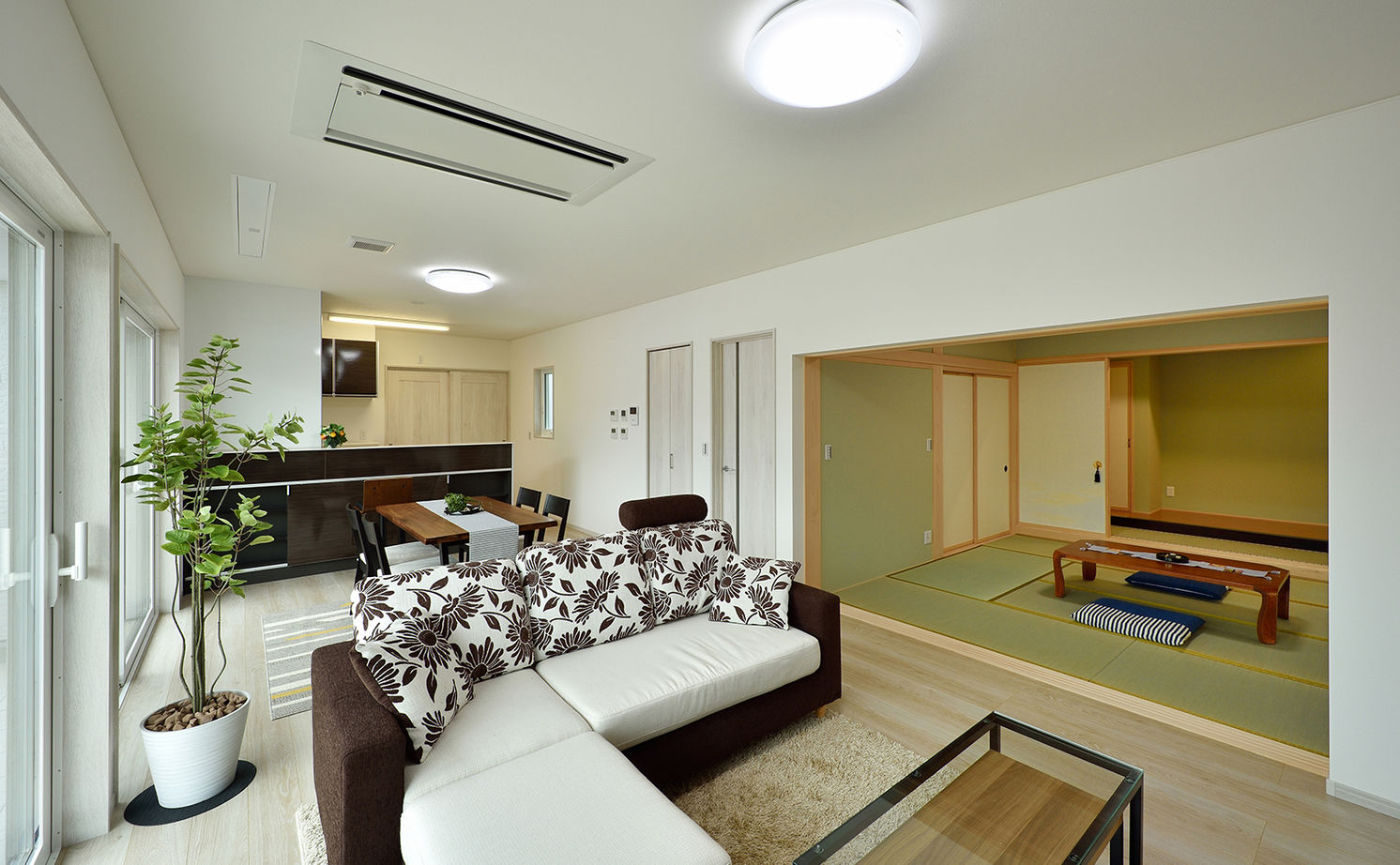 リーフハウス 【2900万円台×本格和室×床暖房×二世帯×サンルーム】おもてなしを大切にした、明るく開放感たっぷりの家の建築実例画像5