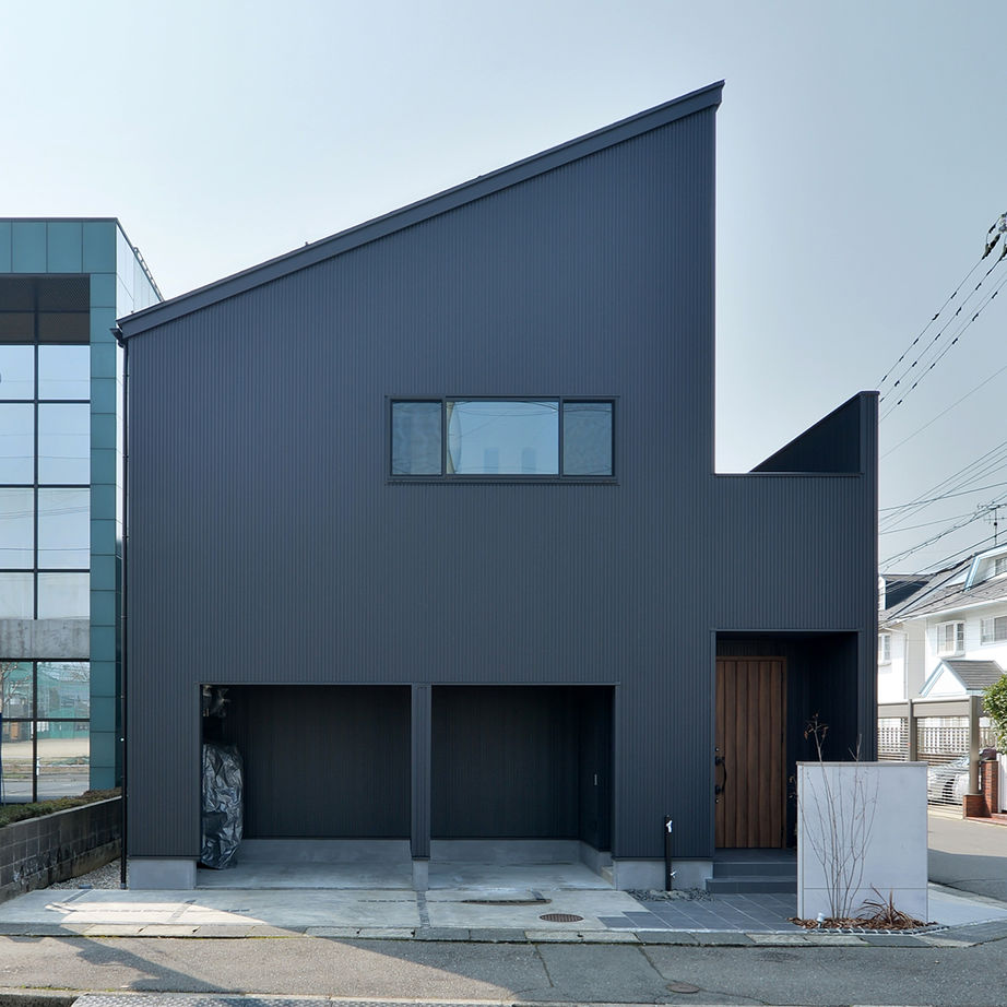 Suumo 1000万円台 二世帯住宅 採光もデザインの一部に 黒の外観が映えるシンプルモダンの家 リーフハウス 家の森展示場の建築実例詳細 注文住宅