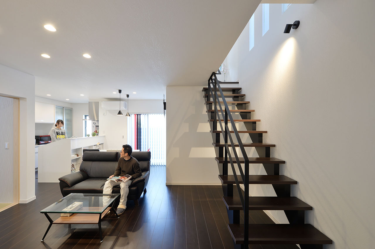 リーフハウス 【1000万円台/二世帯住宅】採光もデザインの一部に。黒の外観が映えるシンプルモダンの家の建築実例画像2