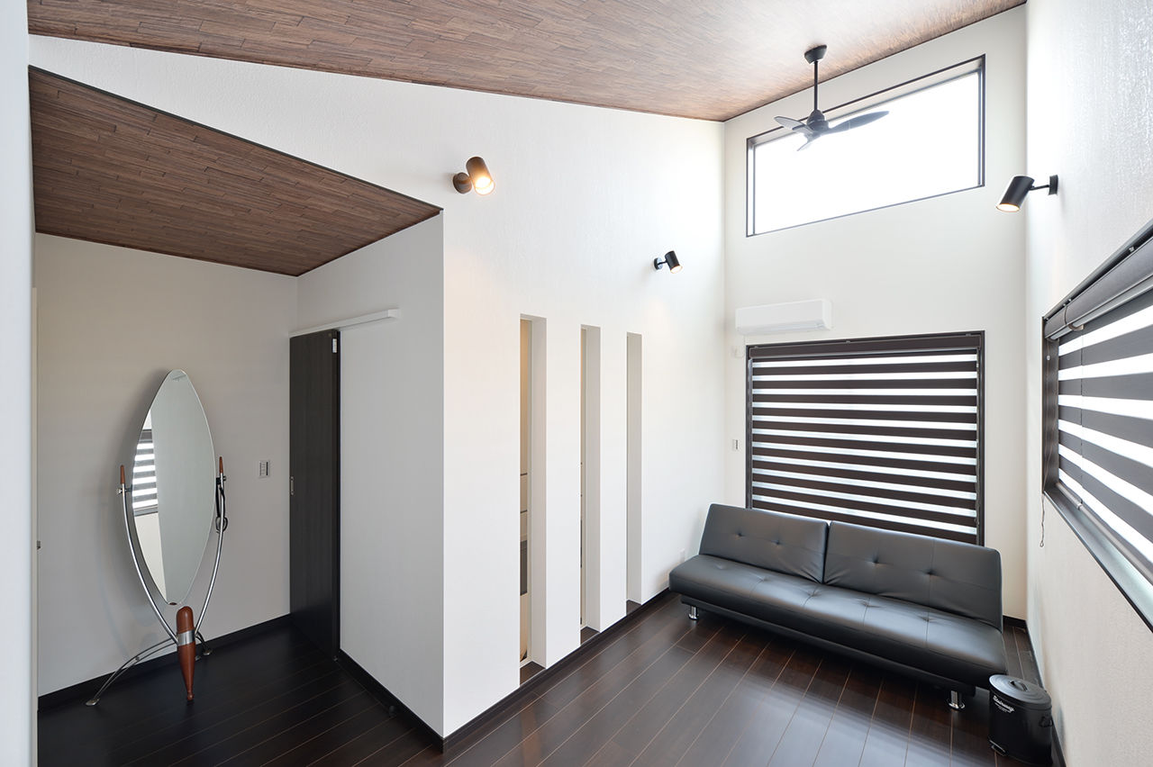 リーフハウス 【1000万円台/二世帯住宅】採光もデザインの一部に。黒の外観が映えるシンプルモダンの家の建築実例画像3