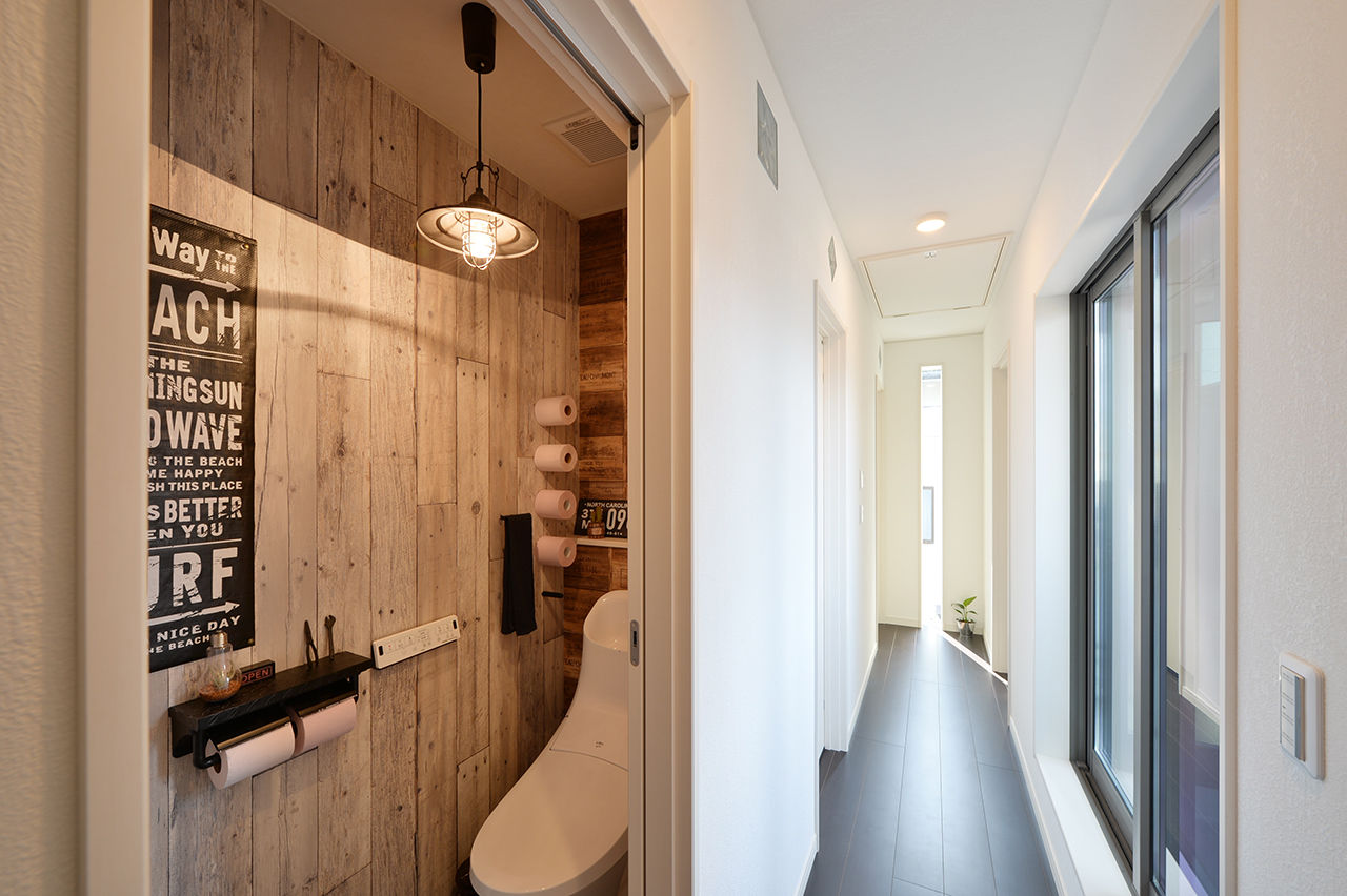 リーフハウス 【1000万円台/二世帯住宅】採光もデザインの一部に。黒の外観が映えるシンプルモダンの家の建築実例画像4