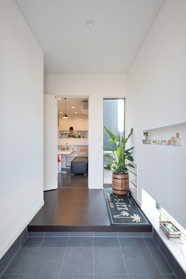 リーフハウス 【1000万円台/二世帯住宅】採光もデザインの一部に。黒の外観が映えるシンプルモダンの家の建築実例画像5