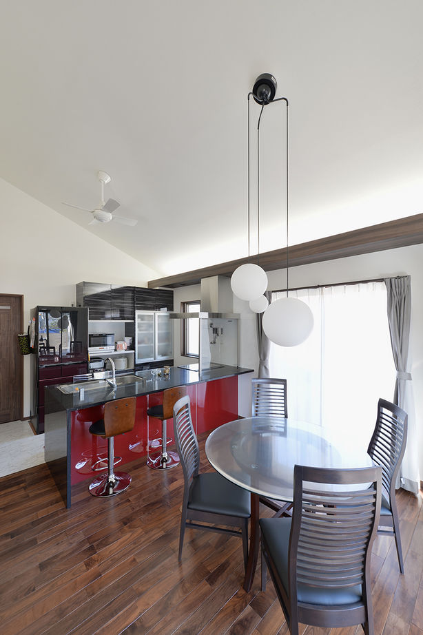 リーフハウス 【1000万円台】のどかな暮らしを満喫。リビングとウッドデッキがゆるやかに繋がる住まいの建築実例画像2