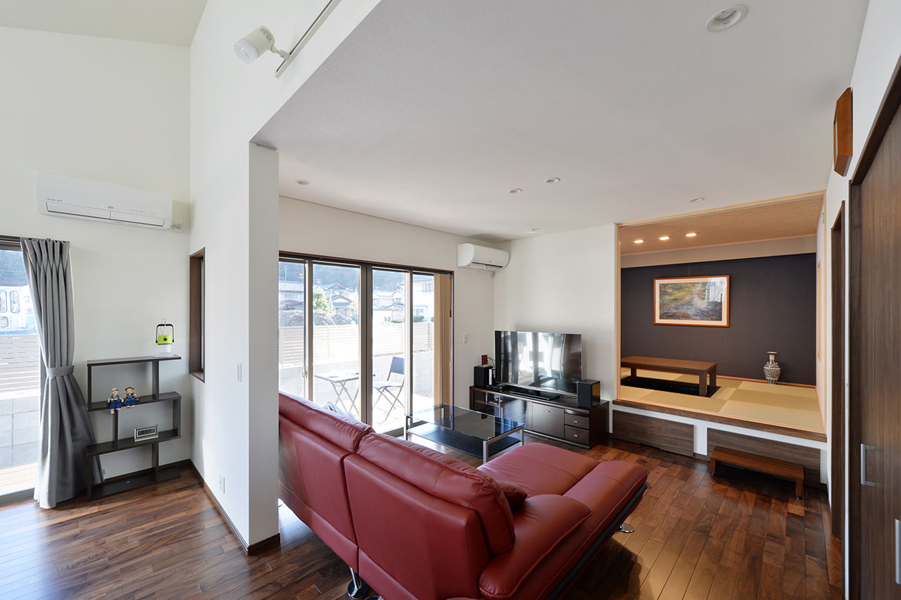 リーフハウス 【1000万円台】のどかな暮らしを満喫。リビングとウッドデッキがゆるやかに繋がる住まいの建築実例画像3