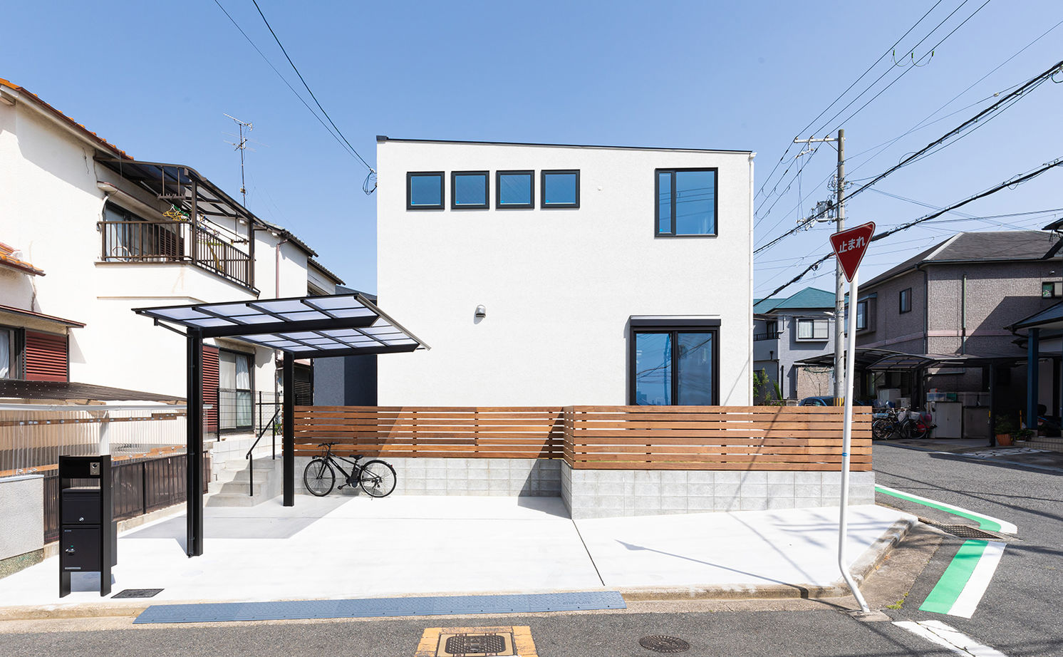 夢広 【1000万円台】やわらかなブルーが映える、驚くほど開放的で明るいオシャレな住まい／間取り図ありの建築実例画像2