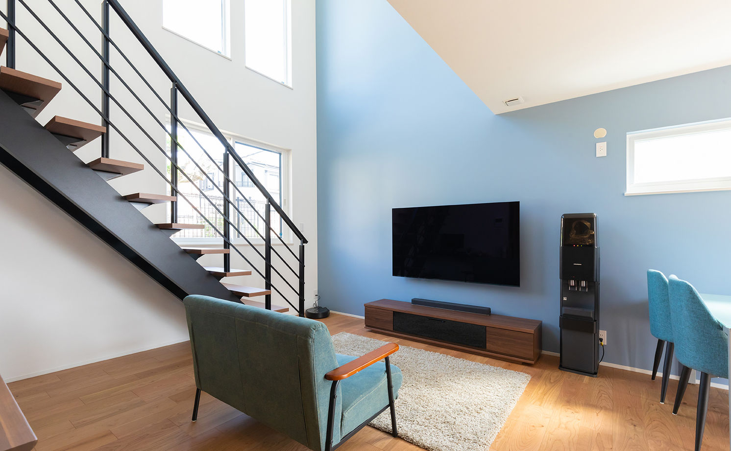 夢広 【1000万円台】やわらかなブルーが映える、驚くほど開放的で明るいオシャレな住まい／間取り図ありの建築実例画像3