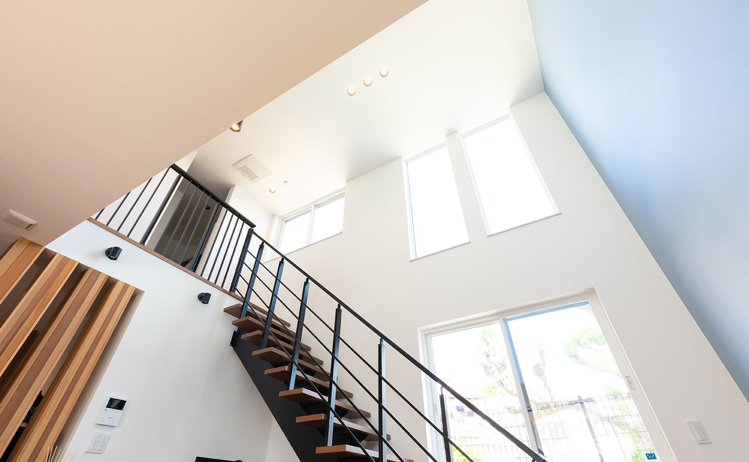 夢広 【1000万円台】やわらかなブルーが映える、驚くほど開放的で明るいオシャレな住まい／間取り図ありの建築実例画像4