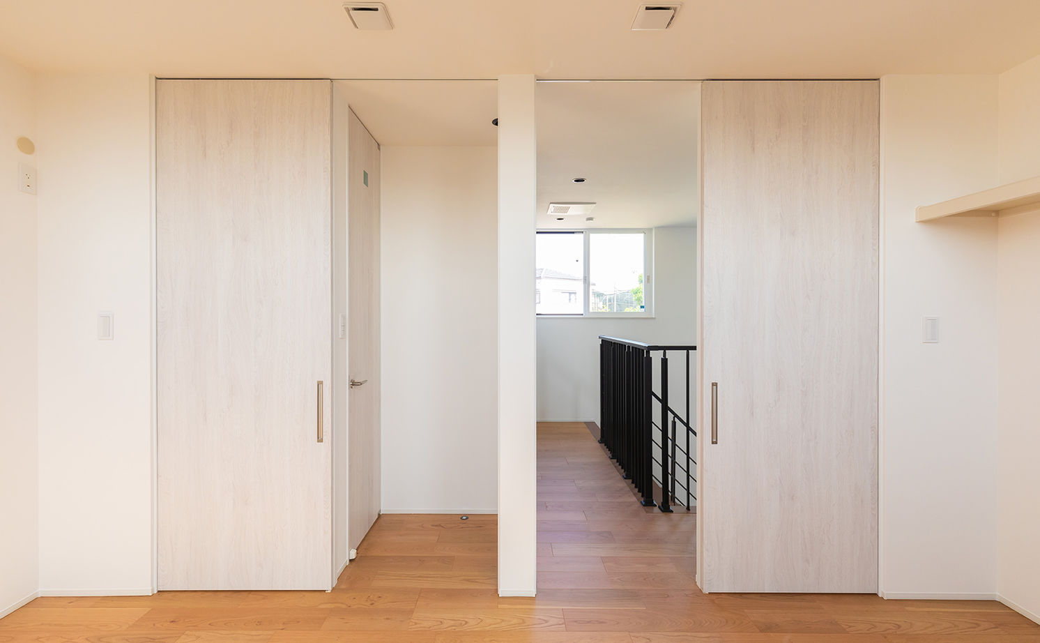 夢広 【1000万円台】やわらかなブルーが映える、驚くほど開放的で明るいオシャレな住まい／間取り図ありの建築実例画像9