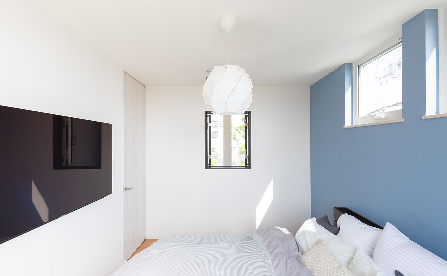 夢広 【1000万円台】やわらかなブルーが映える、驚くほど開放的で明るいオシャレな住まい／間取り図ありの建築実例画像11