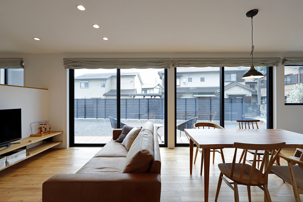 夢広 グレーの外観に木目調をプラス。家事ラク動線が嬉しい、どこにいても家族とつながる平屋の住まいの建築実例画像2