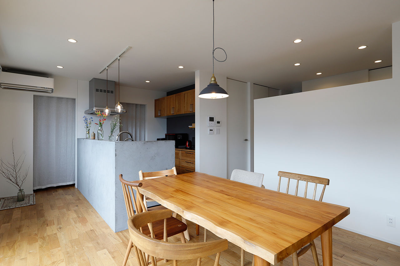 夢広 グレーの外観に木目調をプラス。家事ラク動線が嬉しい、どこにいても家族とつながる平屋の住まいの建築実例画像3