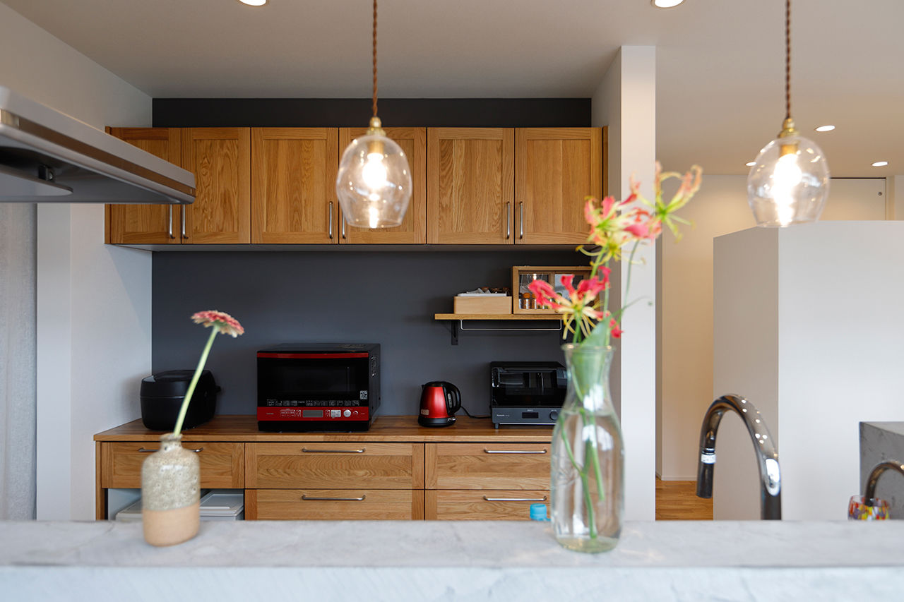 夢広 グレーの外観に木目調をプラス。家事ラク動線が嬉しい、どこにいても家族とつながる平屋の住まいの建築実例画像4