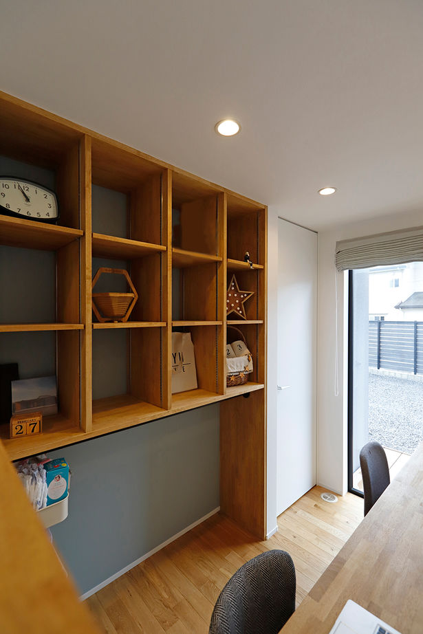 夢広 グレーの外観に木目調をプラス。家事ラク動線が嬉しい、どこにいても家族とつながる平屋の住まいの建築実例画像6