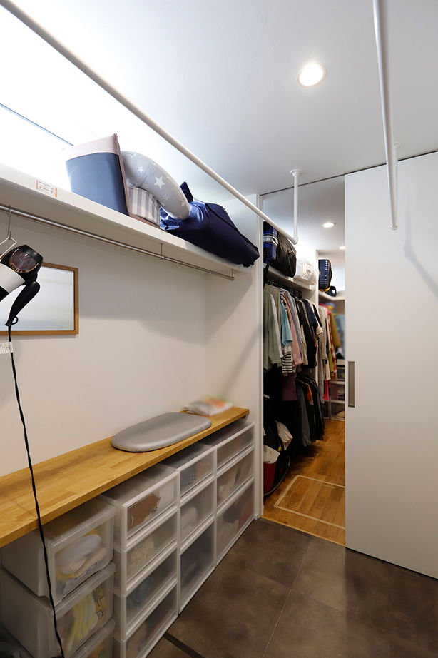 夢広 グレーの外観に木目調をプラス。家事ラク動線が嬉しい、どこにいても家族とつながる平屋の住まいの建築実例画像7