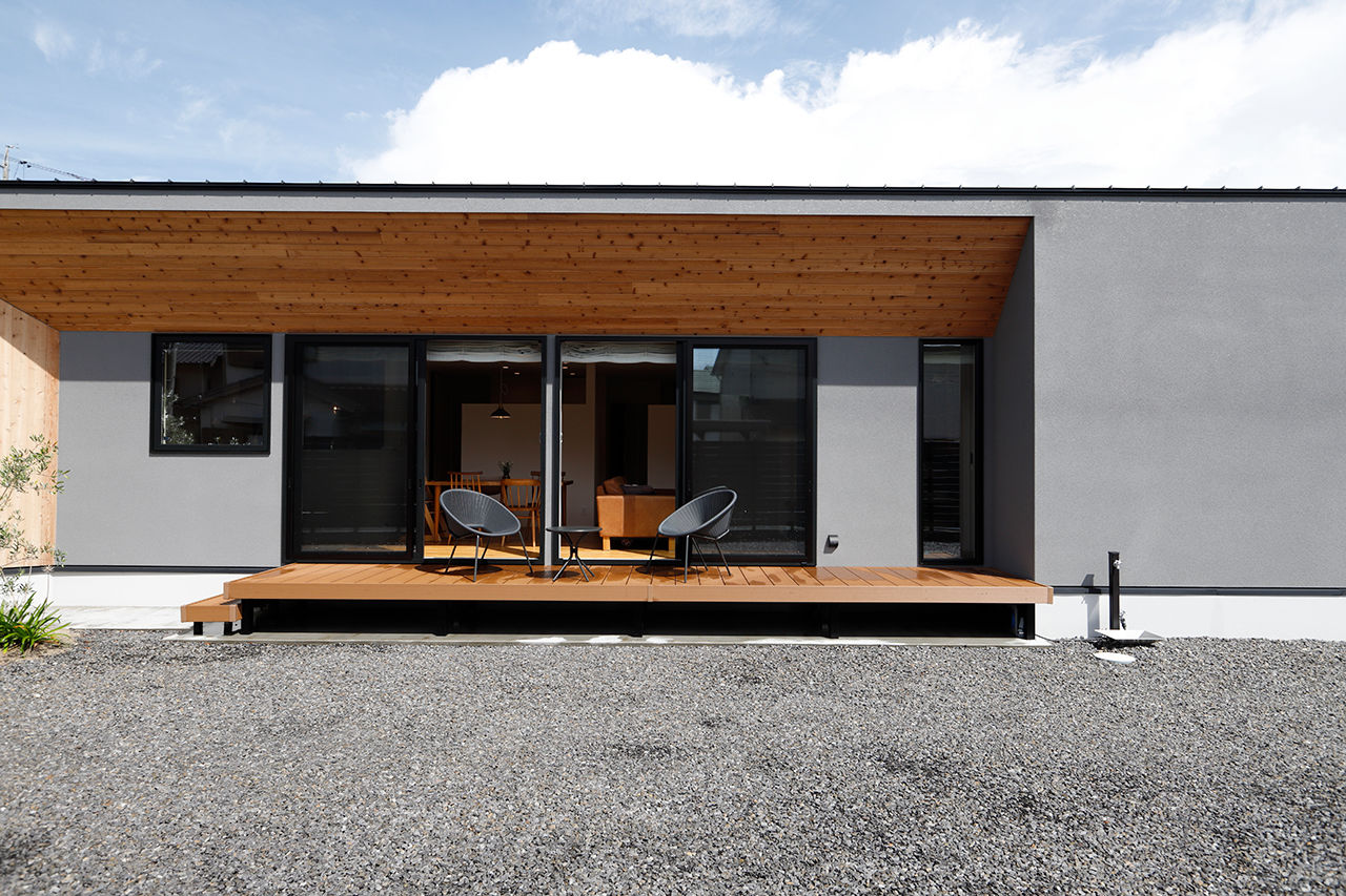 夢広 グレーの外観に木目調をプラス。家事ラク動線が嬉しい、どこにいても家族とつながる平屋の住まいの建築実例画像10