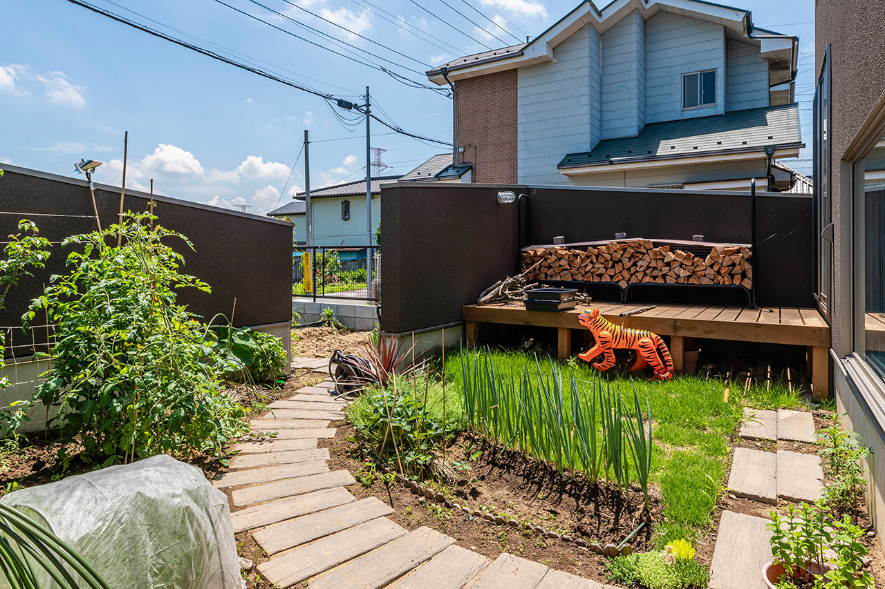 夢広 畑と薪ストーブと土間リビング。自然と共生するコテージのような家で、家庭菜園も楽しめるのどかな暮らしの建築実例画像9