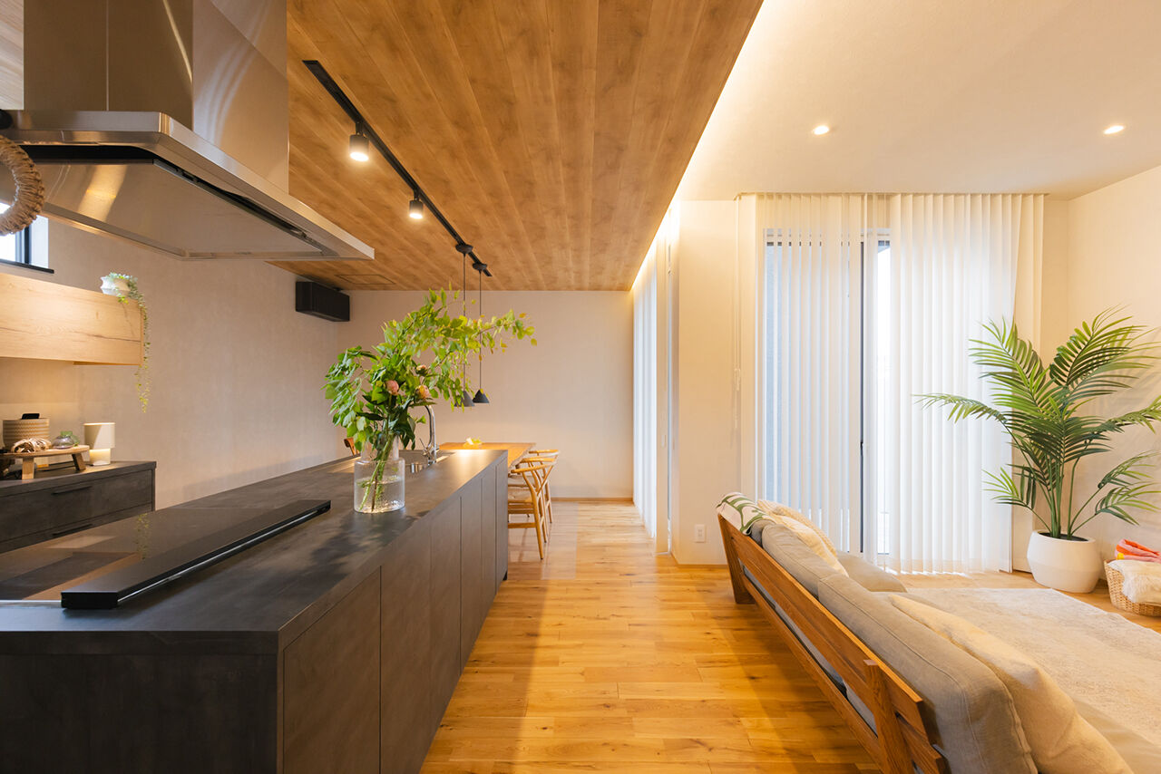 夢広 お洒落でホッとする空間。間接照明に彩られたリビング、天井高はゆとりの2.6ｍ。ゆったり寛ぎ、家事もラクの建築実例画像2