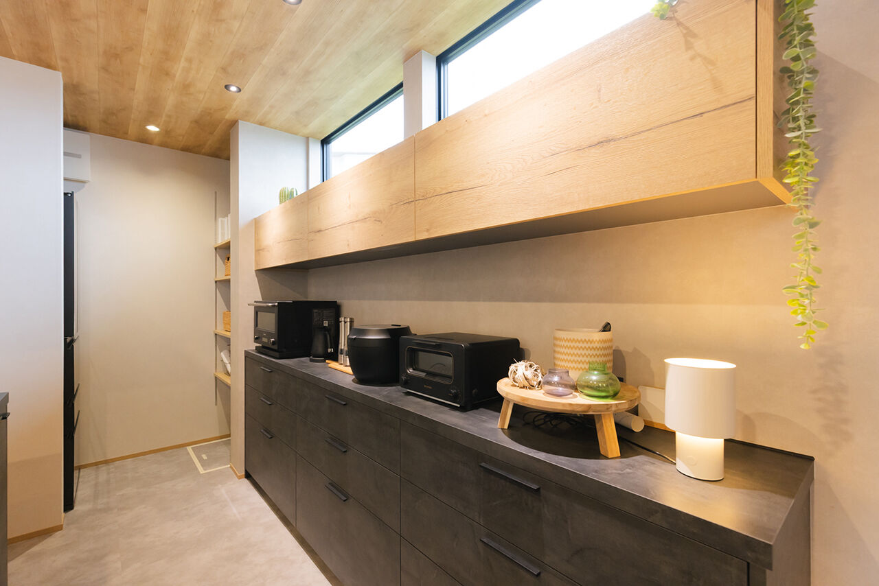 夢広 お洒落でホッとする空間。間接照明に彩られたリビング、天井高はゆとりの2.6ｍ。ゆったり寛ぎ、家事もラクの建築実例画像3