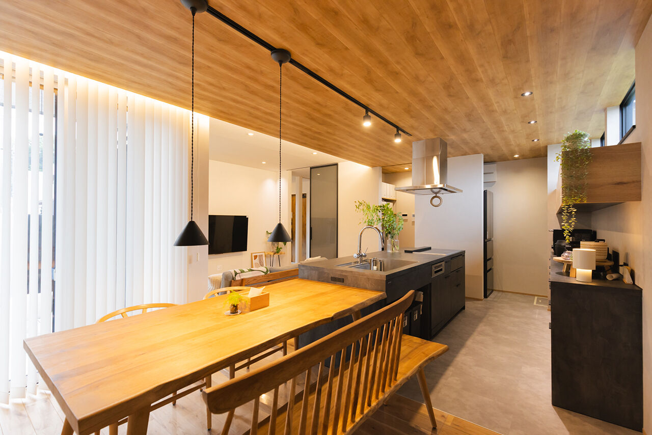 夢広 お洒落でホッとする空間。間接照明に彩られたリビング、天井高はゆとりの2.6ｍ。ゆったり寛ぎ、家事もラクの建築実例画像4