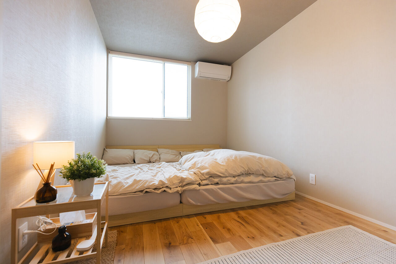 夢広 お洒落でホッとする空間。間接照明に彩られたリビング、天井高はゆとりの2.6ｍ。ゆったり寛ぎ、家事もラクの建築実例画像6