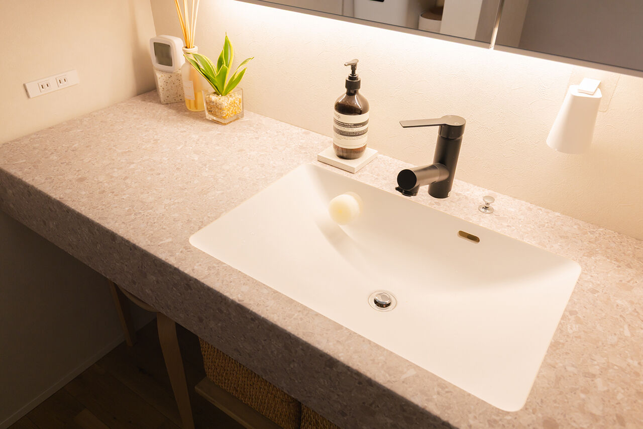 夢広 お洒落でホッとする空間。間接照明に彩られたリビング、天井高はゆとりの2.6ｍ。ゆったり寛ぎ、家事もラクの建築実例画像7