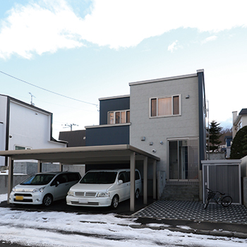 専門職組合 〈30坪/４LDK/間接照明/収納充実/カーポート>傾斜地でも住心地のいい間取りをご提案！光あふれる家の建築実例画像2