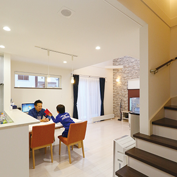 専門職組合 〈30坪/４LDK/間接照明/収納充実/カーポート>傾斜地でも住心地のいい間取りをご提案！光あふれる家の建築実例画像4