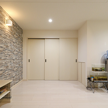 専門職組合 〈30坪/４LDK/間接照明/収納充実/カーポート>傾斜地でも住心地のいい間取りをご提案！光あふれる家の建築実例画像5