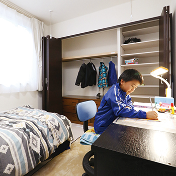 専門職組合 〈30坪/４LDK/間接照明/収納充実/カーポート>傾斜地でも住心地のいい間取りをご提案！光あふれる家の建築実例画像6