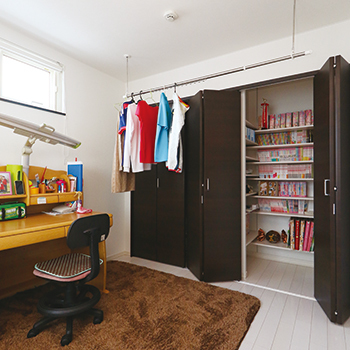 専門職組合 〈30坪/４LDK/間接照明/収納充実/カーポート>傾斜地でも住心地のいい間取りをご提案！光あふれる家の建築実例画像7