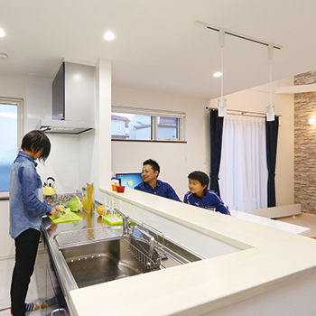 専門職組合 〈30坪/４LDK/間接照明/収納充実/カーポート>傾斜地でも住心地のいい間取りをご提案！光あふれる家の建築実例画像8