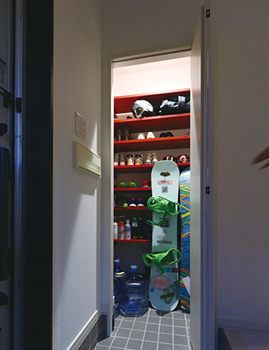 専門職組合 〈30坪/４LDK/間接照明/収納充実/カーポート>傾斜地でも住心地のいい間取りをご提案！光あふれる家の建築実例画像9