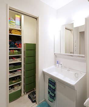 専門職組合 〈30坪/４LDK/間接照明/収納充実/カーポート>傾斜地でも住心地のいい間取りをご提案！光あふれる家の建築実例画像10