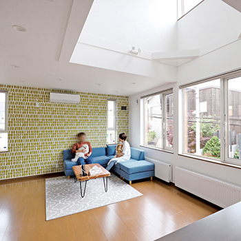 専門職組合 <札幌市/3LDK間取図/3階建/収納充実/吹抜>開放感のある2階リビング、ペットとの穏やかな暮らしを叶えた家の建築実例画像