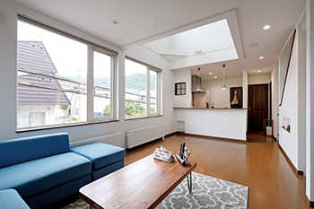 専門職組合 <札幌市/3LDK間取図/3階建/収納充実/吹抜>開放感のある2階リビング、ペットとの穏やかな暮らしを叶えた家の建築実例画像2